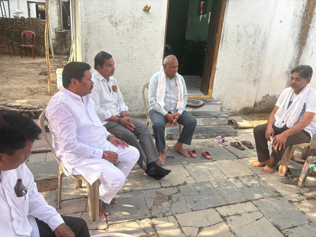 బాధిత కుటుంబాన్ని పరామర్శించిన మాజీ ఎంపీ