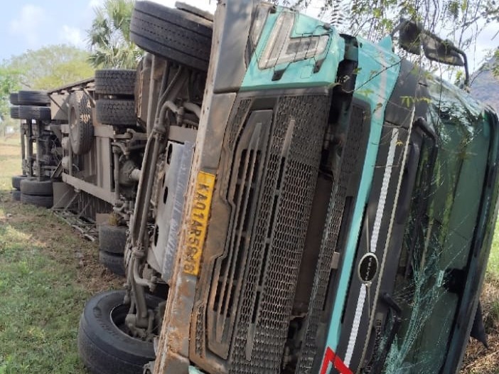 బల్లికురవలో లారీ బీభత్సం