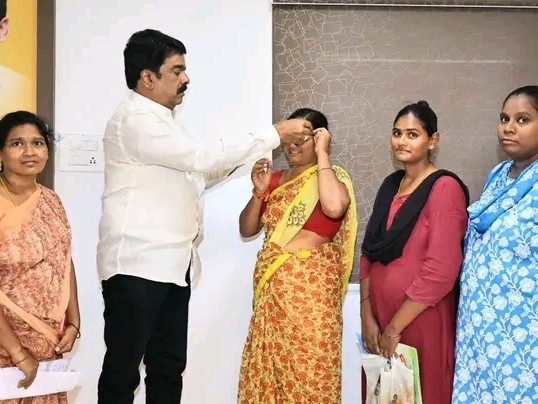 మహిళకు కళ్ళజోళ్లను అందజేసిన ఎమ్మెల్యే