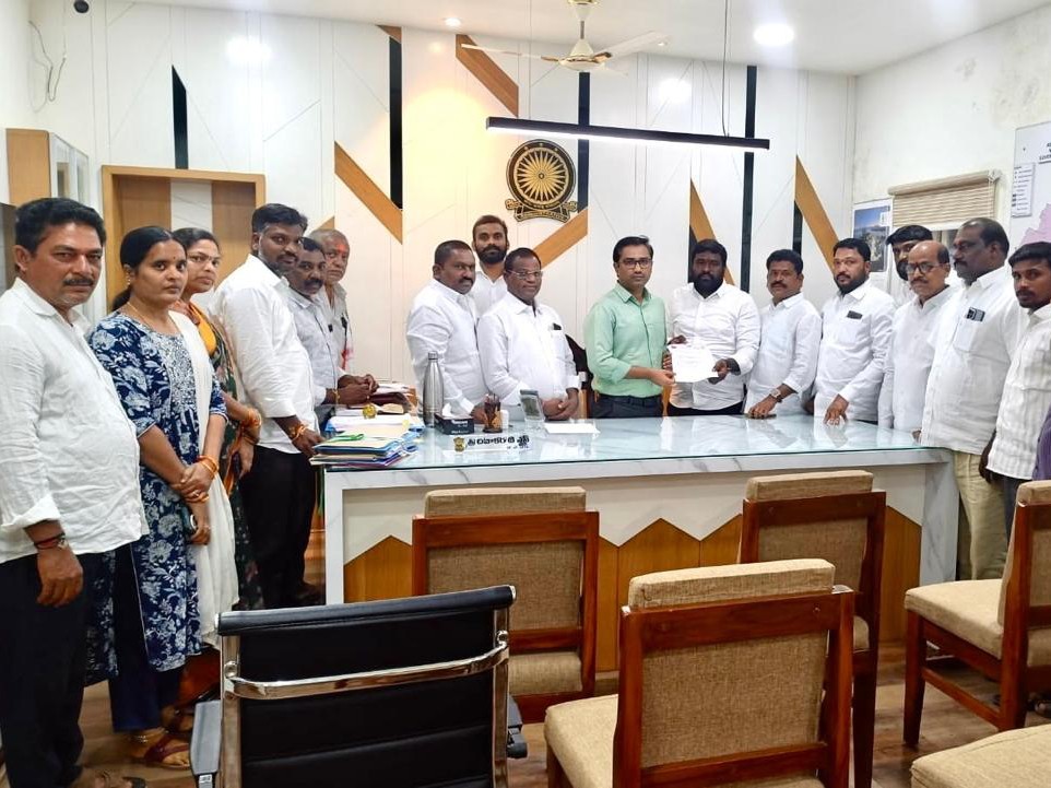 త్వరగా జిల్లా కార్యాలయానికి భూమి కేటాయించాలి: అశోక్