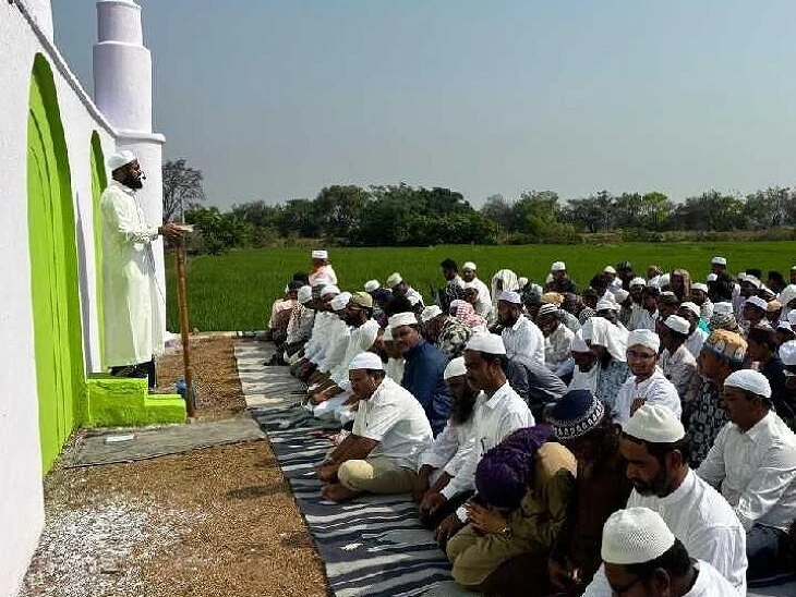 ఈద్గాలో ముస్లింలతో కాంగ్రెస్ నేతల సద్భావన సందడి