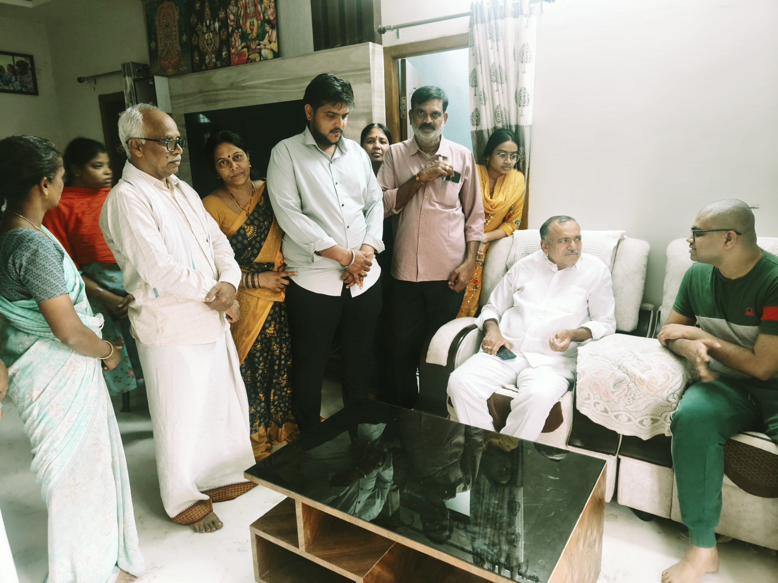 బాధిత కుటుంబాన్ని పరామర్శించిన.. మాజీ ఎమ్మెల్యే