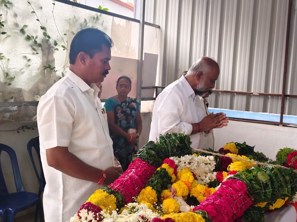 మాజీ ఎమ్మెల్యేకు నివాళులర్పించిన జడ్పీ ఛైర్మన్