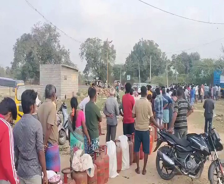 VIRAL: గ్యాస్ సిలిండర్ల కోసం భారీ క్యూలైన్