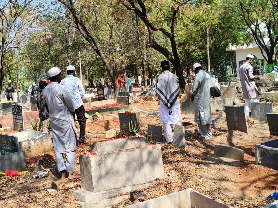 ఖబురుస్తాన్‌లో ముస్లింలు ప్రత్యేక ప్రార్థనలు