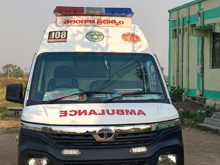 ‘108 అంబులెన్స్ వాహనానికి నీడ వసతి కరువు’