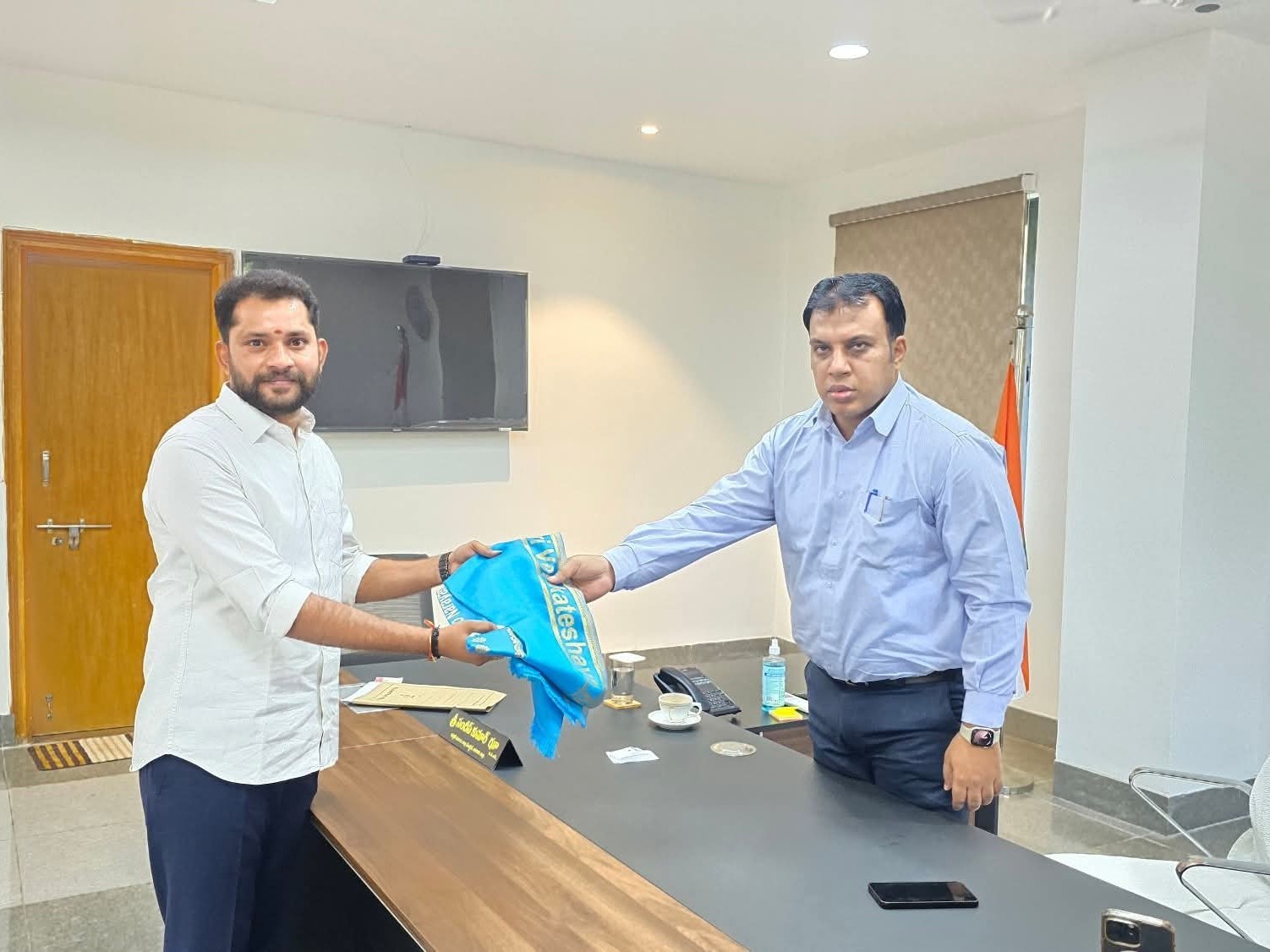 నూతన కలెక్టర్‌ను కలిసిన ఆర్టీఏ నెంబర్