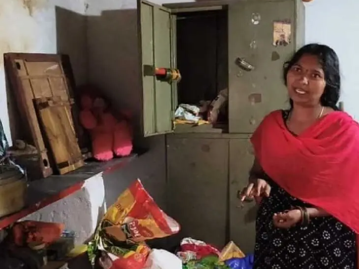 రేకులపల్లిలో తాళం వేసిన ఇళ్లలో చోరీ