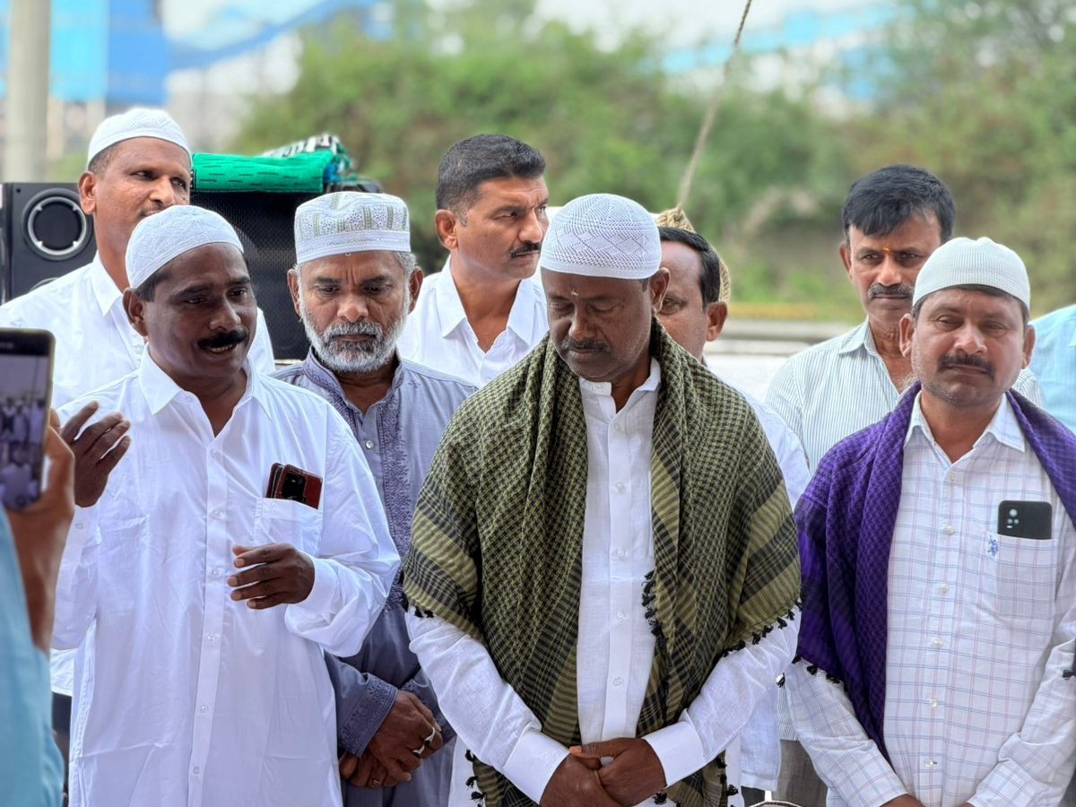 గౌరవించుకుంటూ సామరస్యంతో జీవించాలి: MLA