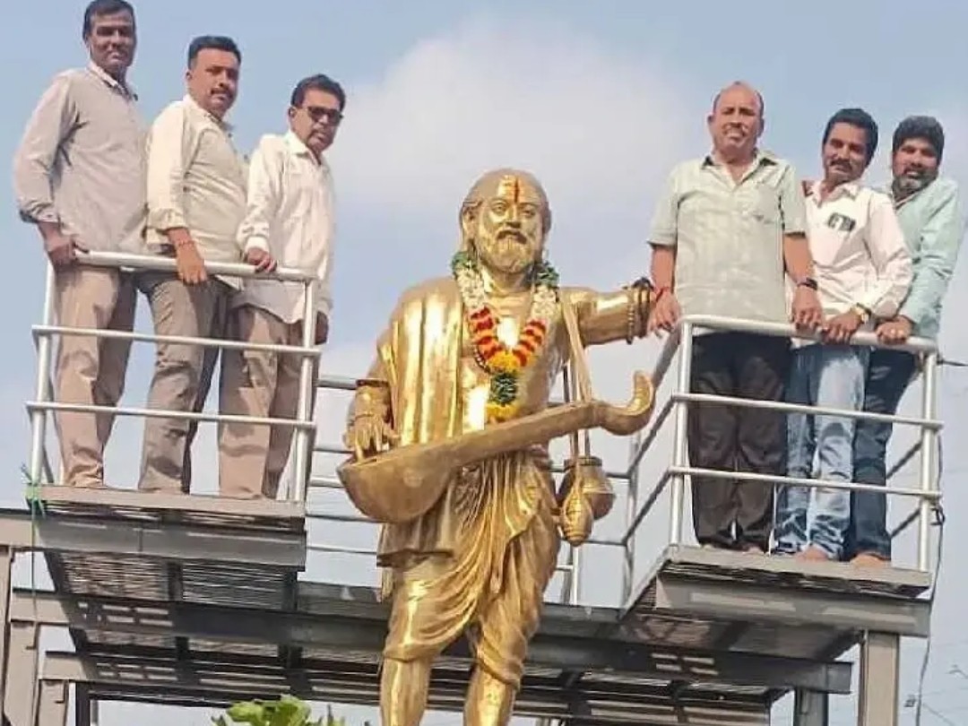 వాగ్గేయకారుడు శ్రీకనకదాసు విగ్రహానికి మండల పూజలు