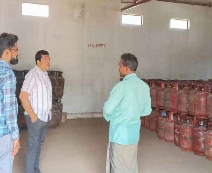 గ్యాస్ గోడౌన్ ను తనిఖీ చేసిన RDO