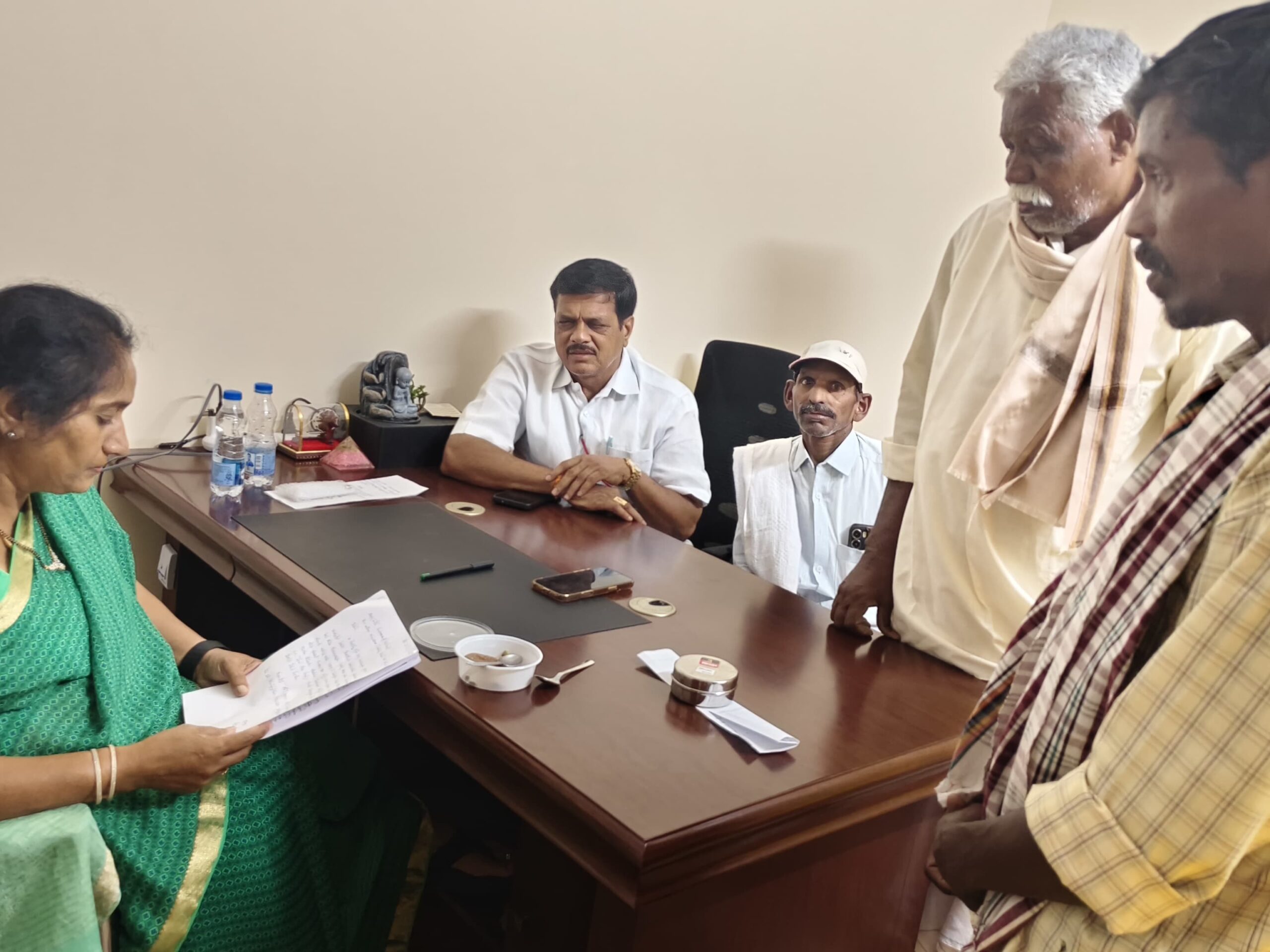 ప్రజల సమస్యలను విన్న మంత్రి సవిత