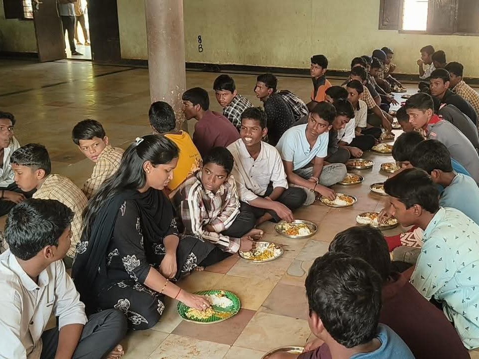 విద్యార్థులతో కలిసి భోజనం చేసిన ఎమ్మెల్యే