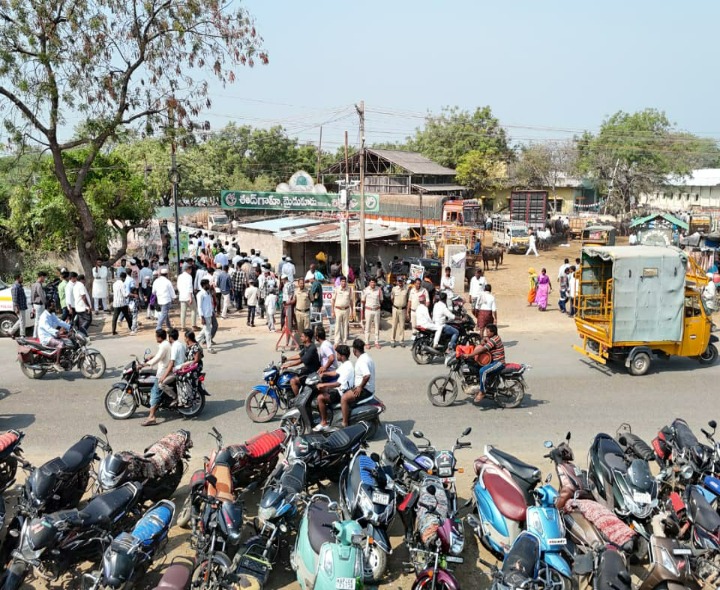 పండుగ సందర్భంగా అసౌకర్యం కలగకుండా పోలీసులు బందోబస్తు
