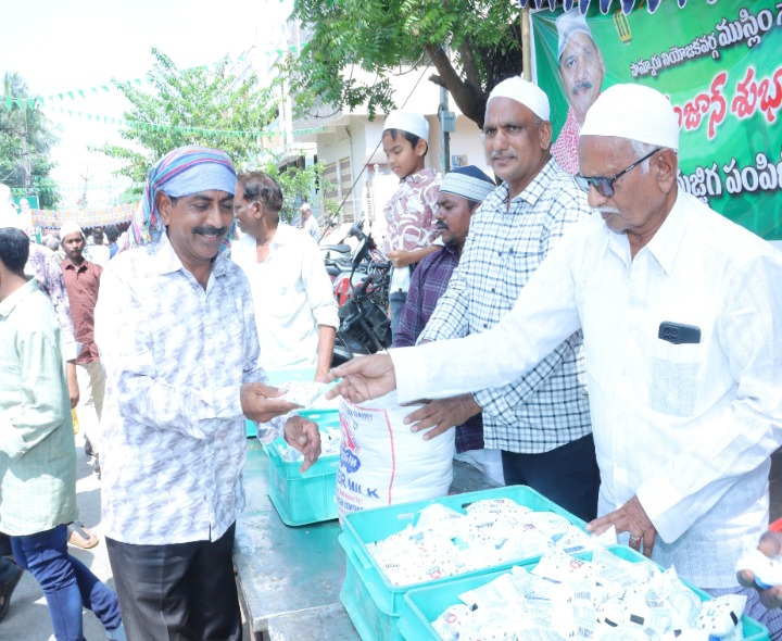 పొన్నూరులో ముస్లిం సోదరులకు మజ్జిగ పంపిణీ