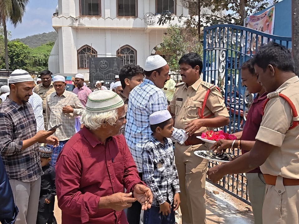 ముస్లిం సోదరులకు పూలు పంపిణీ చేసిన పోలీసులు