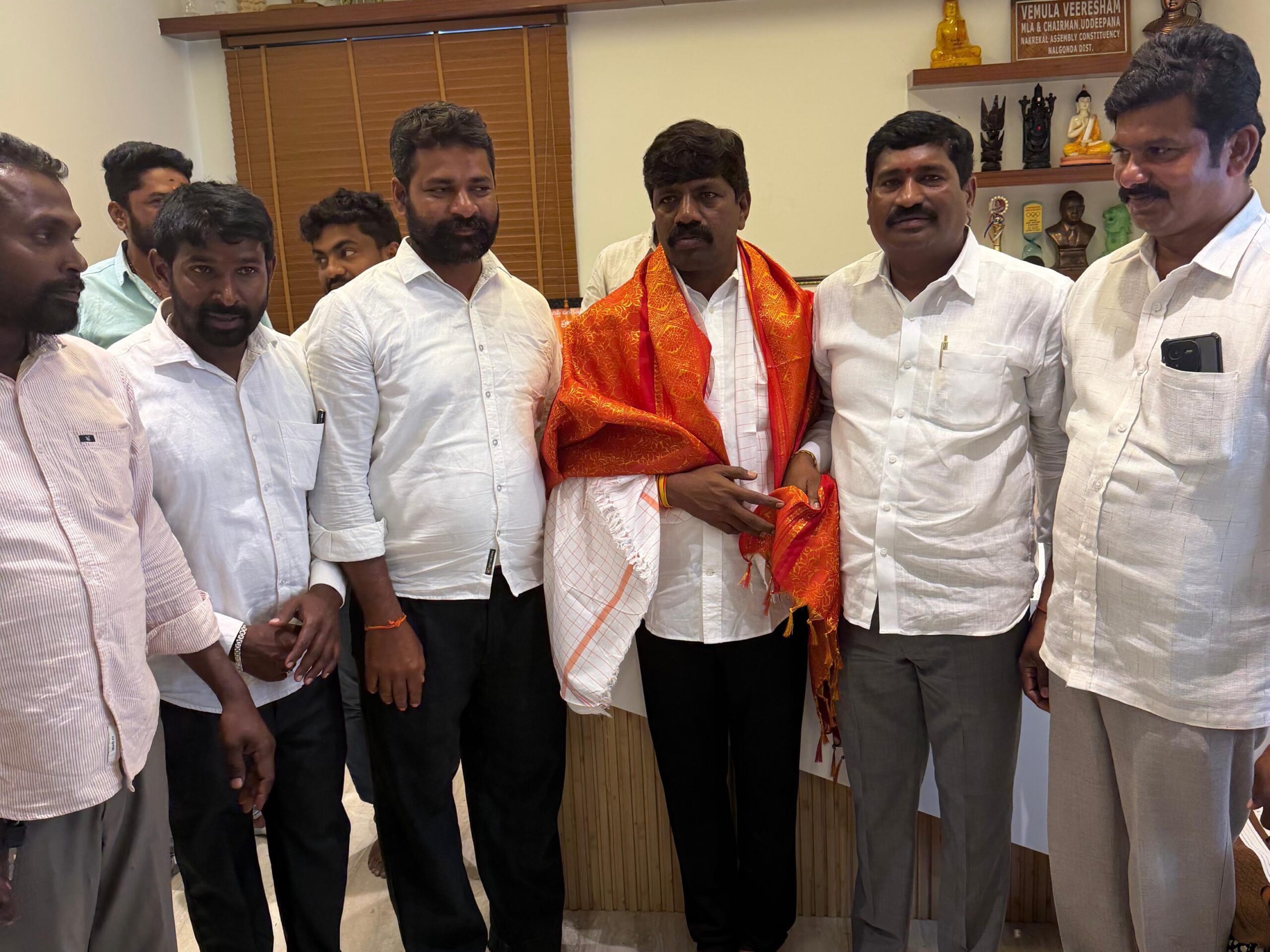 ఎమ్మెల్యేను కలిసిన తాళ్ల వెల్లంల నేతలు