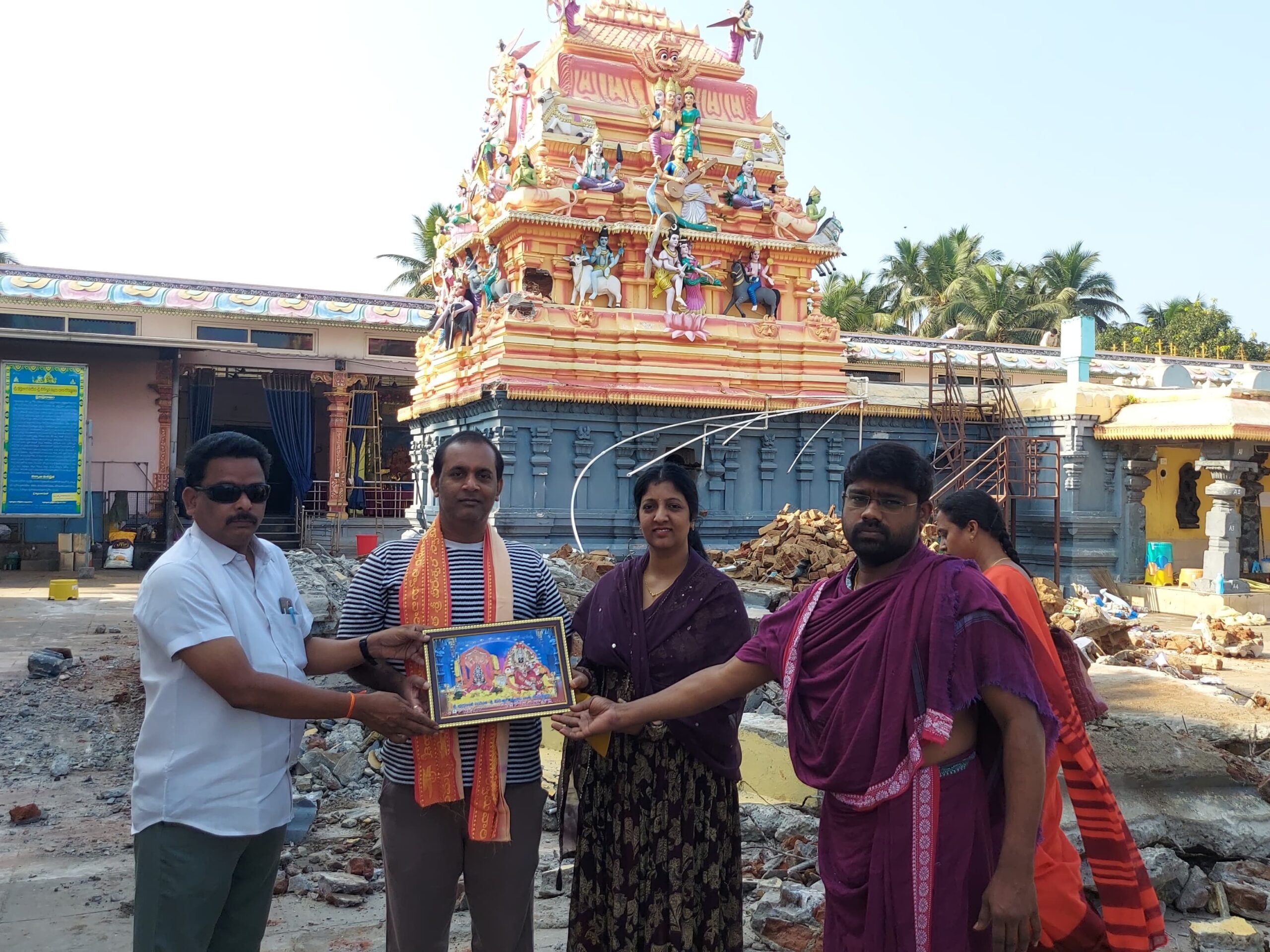 ఆలయ పునః నిర్మాణానికి భక్తులు విరాళం