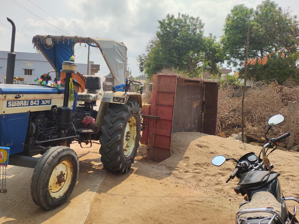 ఇసుక ట్రాక్టర్ బోల్తా… తప్పిన పెను ప్రమాదం