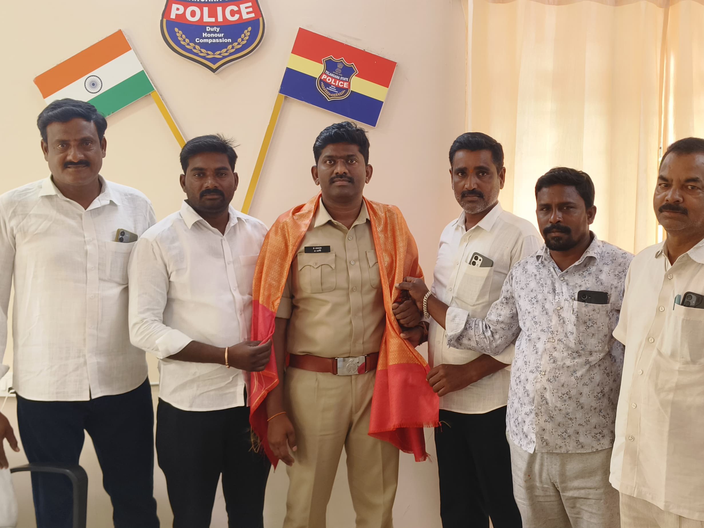 నూతన SIను సన్మానించిన సర్పంచ్