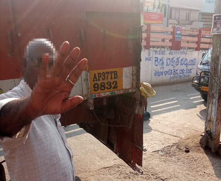 జమ్ములపాలెం ఫ్లైఓవర్ వద్ద లారీల ఆగడాలు