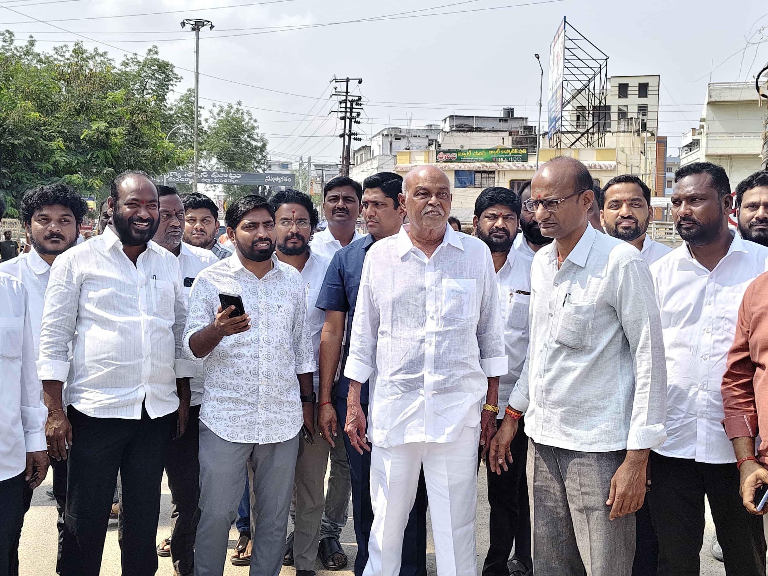 రోడ్డు విస్తరణ పనులు పరిశీలించిన ఎమ్మెల్యే