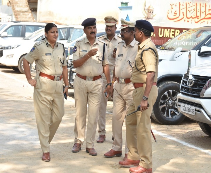 ఈద్గా వద్ద ఎస్పీ భద్రతా తనిఖీలు