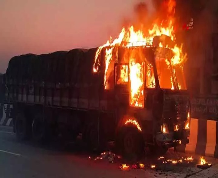 బాణసంచా లోడుతో వెళ్తున్న లారీ దగ్ధం