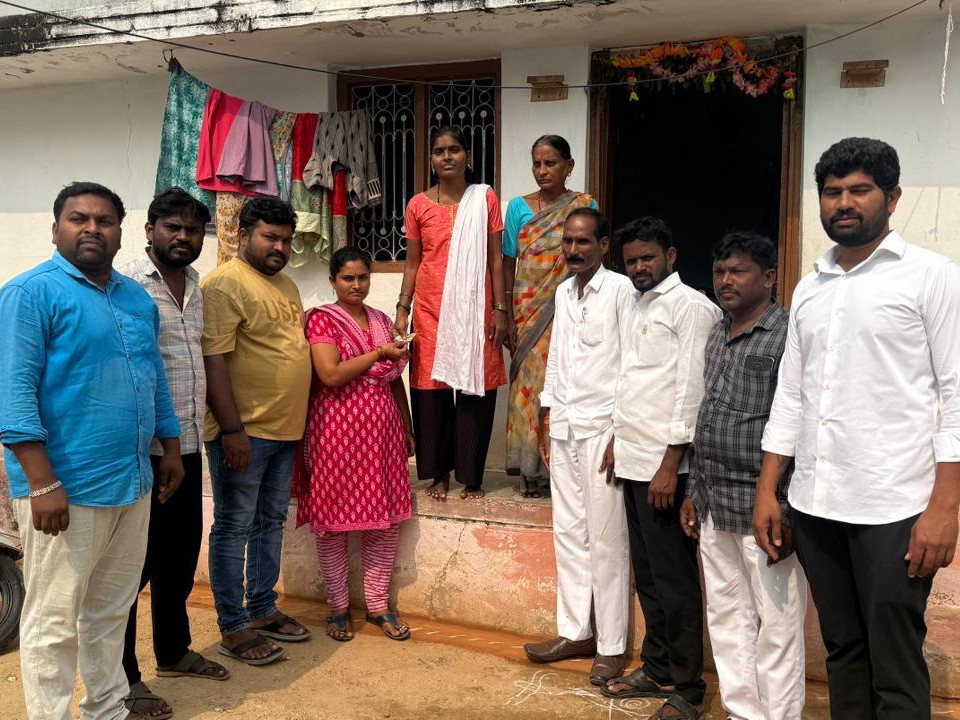 పేద కుటుంబానికి ఆర్థిక సహాయం..!