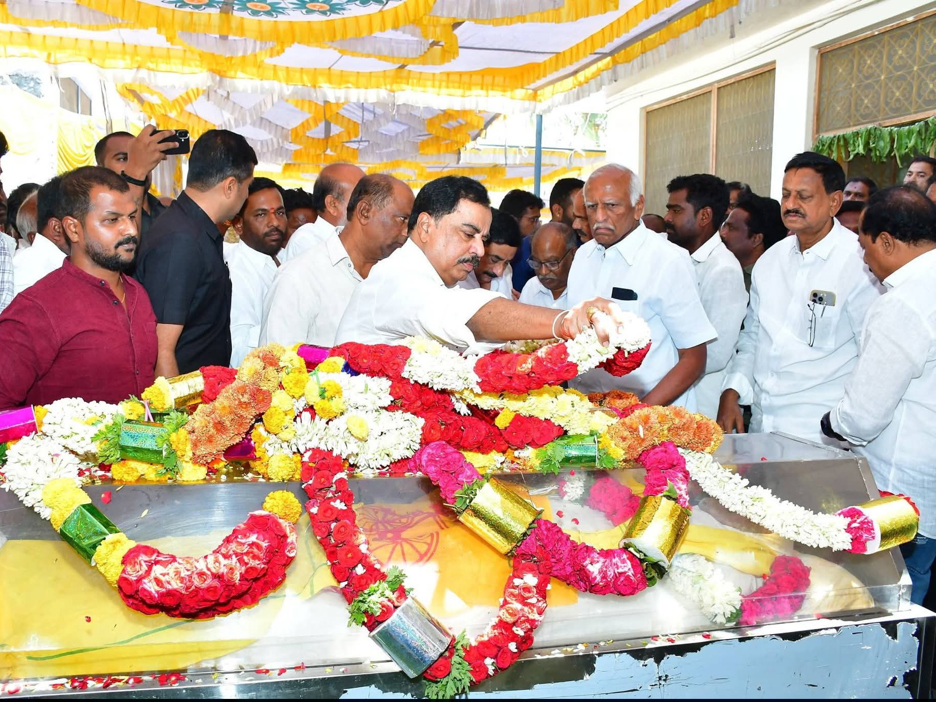 హనుమంతరాయ చౌదరి మృతికి ప్రముఖుల నివాళి