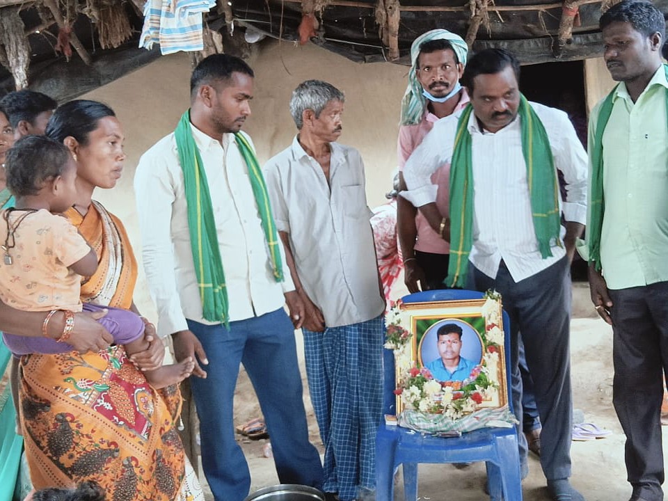 బాధిత కుటుంబాన్ని పరామర్శించిన ఆదివాసి సంఘం నేతలు