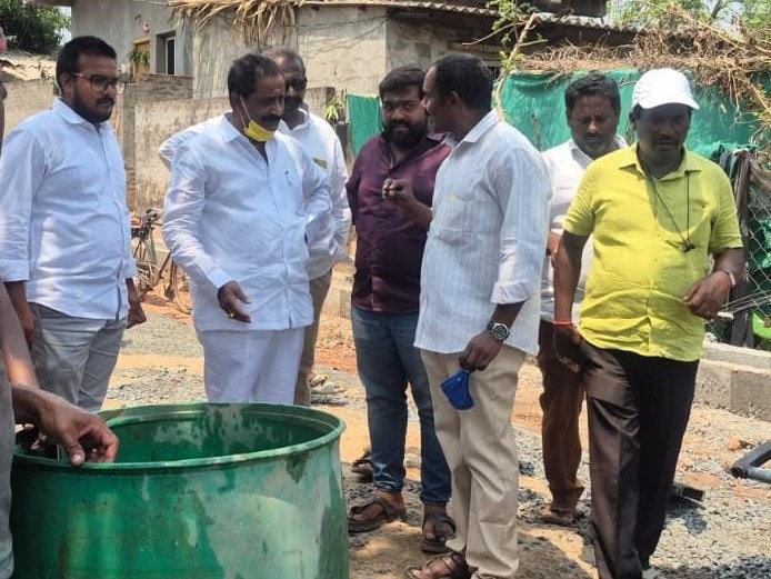 సీసీ రోడ్డు పనులను పరిశీలించిన ఎమ్మెల్యే