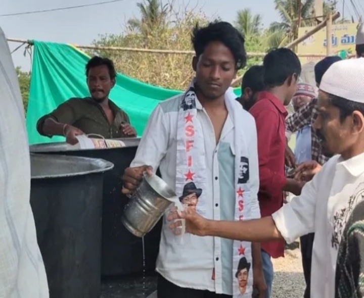 ముస్లింలకు మజ్జిగ పంపిణీ చేసిన SFI