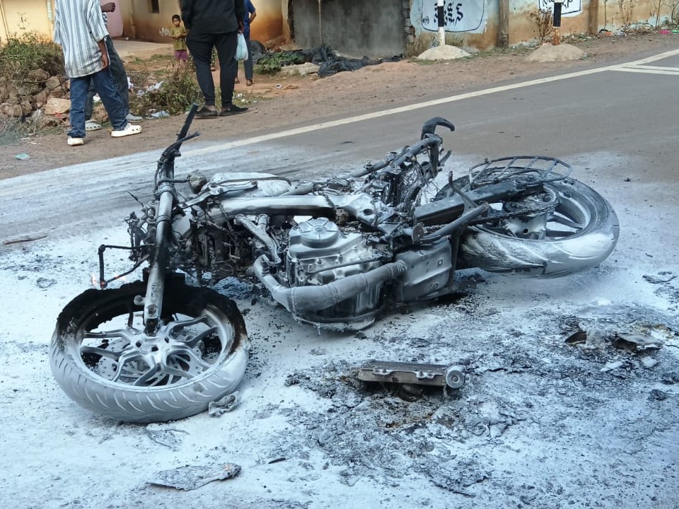 డుంబ్రిగూడలో ద్విచక్ర వాహనానికి అగ్ని ప్రమాదం