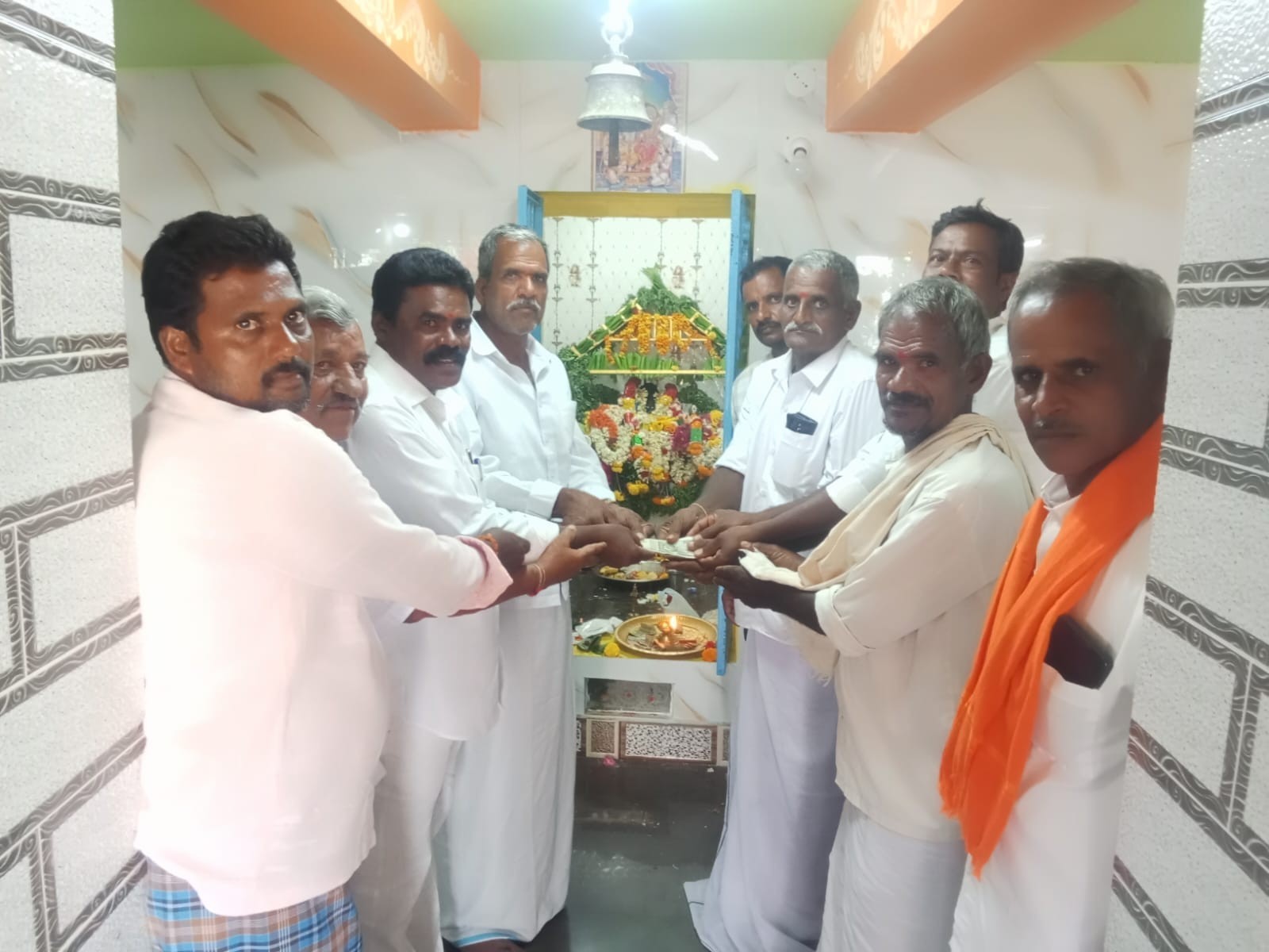 ఆలయ పునర్నిర్మాణానికి విరాళం అందజేత