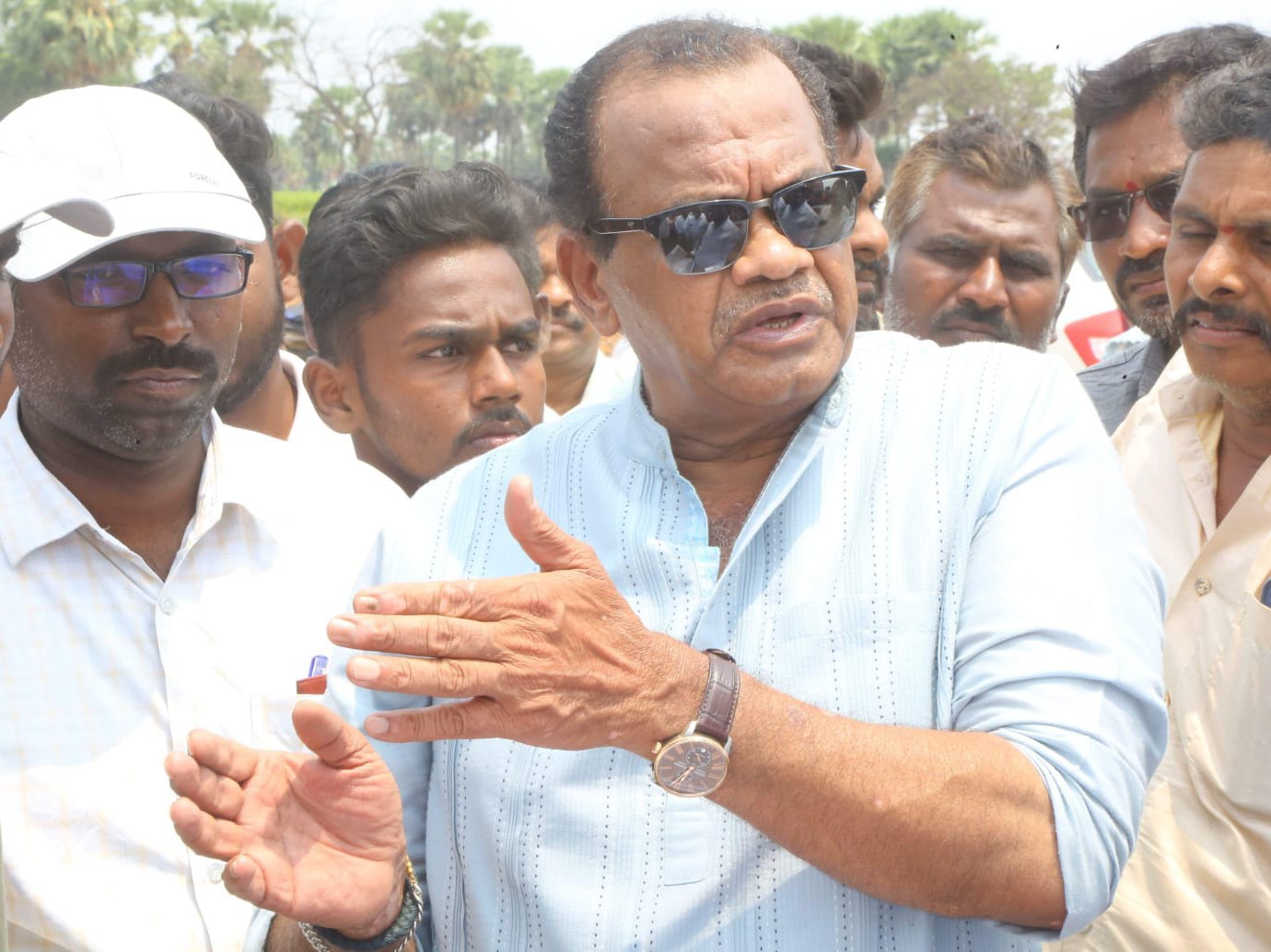 పిల్ల కాలువ పనులకు శంకుస్థాపన చేసిన మంత్రి