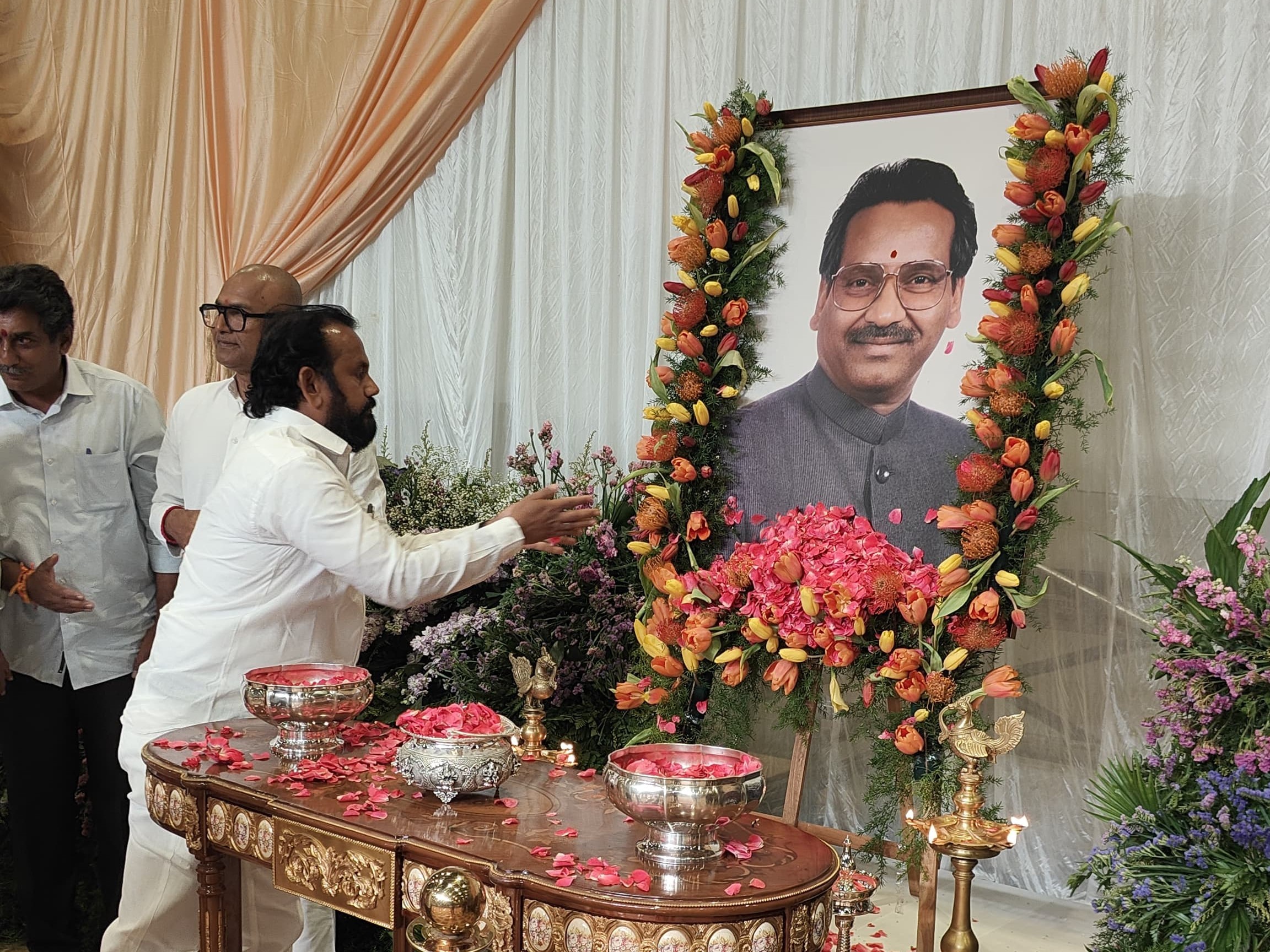 కేంద్ర మాజీమంత్రికి ఎమ్మెల్యే నివాళులు