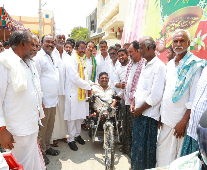 దివ్యాంగులకు ట్రై సైకీళ్లను పంపిణీ చేసిన జీవి