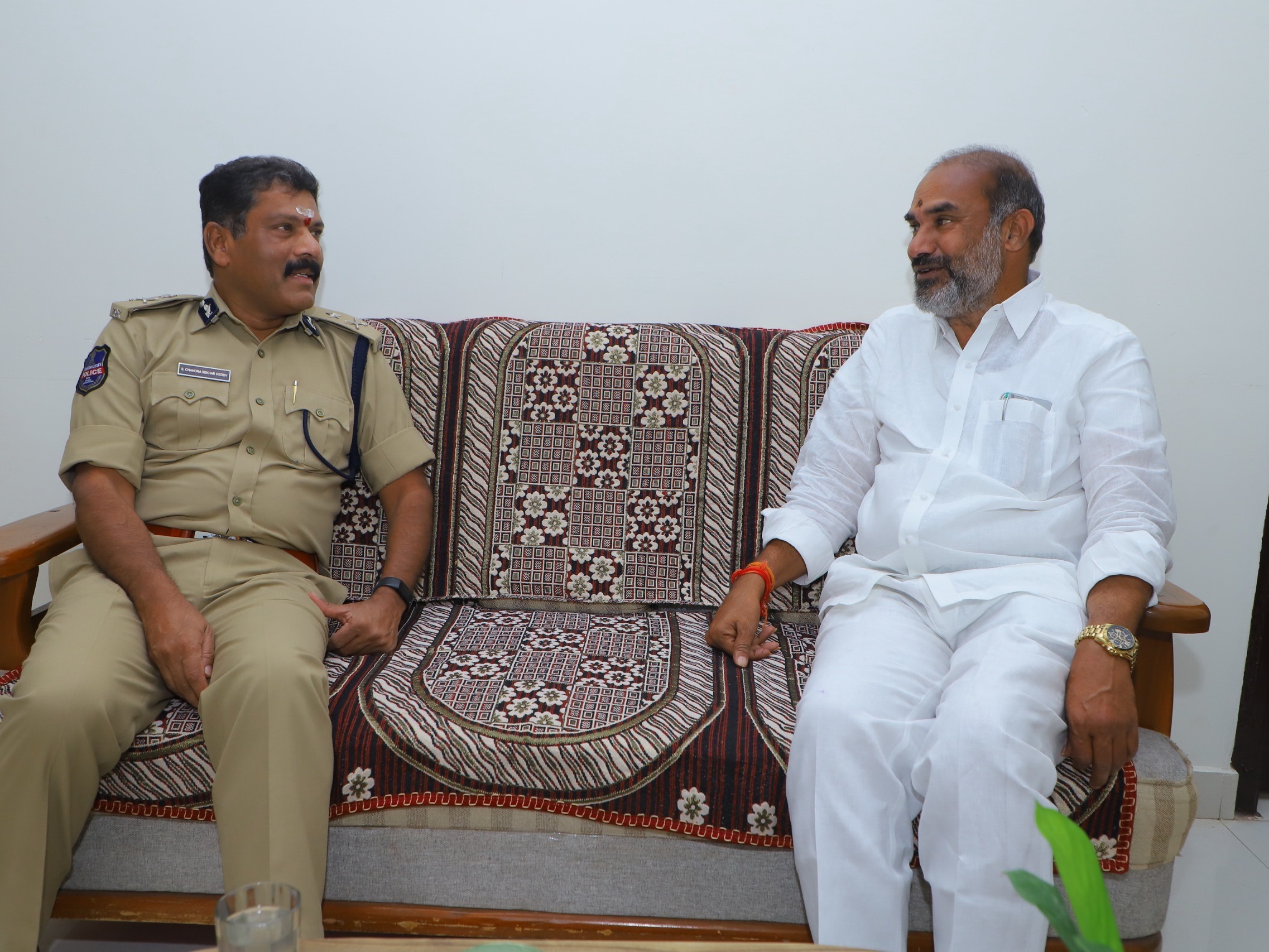 ఐజీని కలిసిన ప్రభుత్వ విప్ ఆది