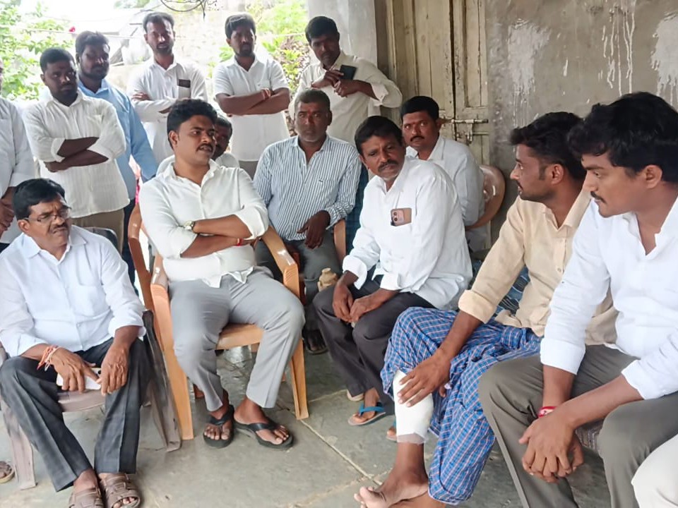 కార్యకర్తను పరామర్శించిన యువజన ప్రధాన కార్యదర్శి