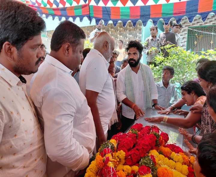 కార్యకర్త మృతికి నివాళులర్పించిన ఎమ్మెల్యే