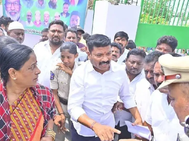 మంత్రి కొండా ఫ్లెక్సీలు చింపివేత