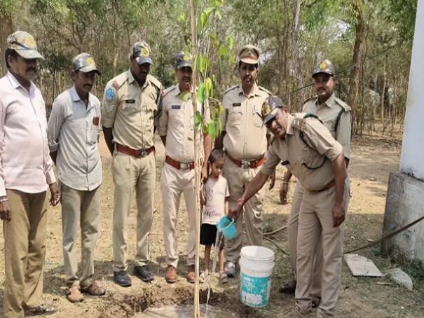 ఇంటింటా ప్రతి ఒక్కరు మొక్క నాటాలి: స్వాతి