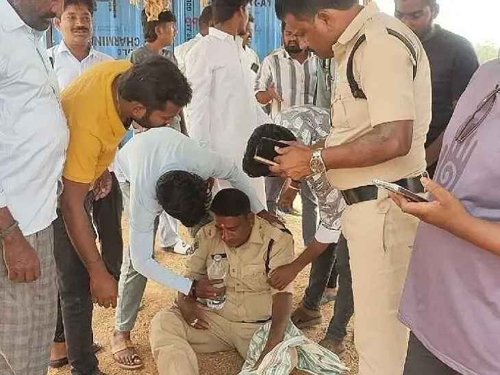 పోలీసుల బైక్‌ను ఢీకొట్టిన టాటా ఏసీ