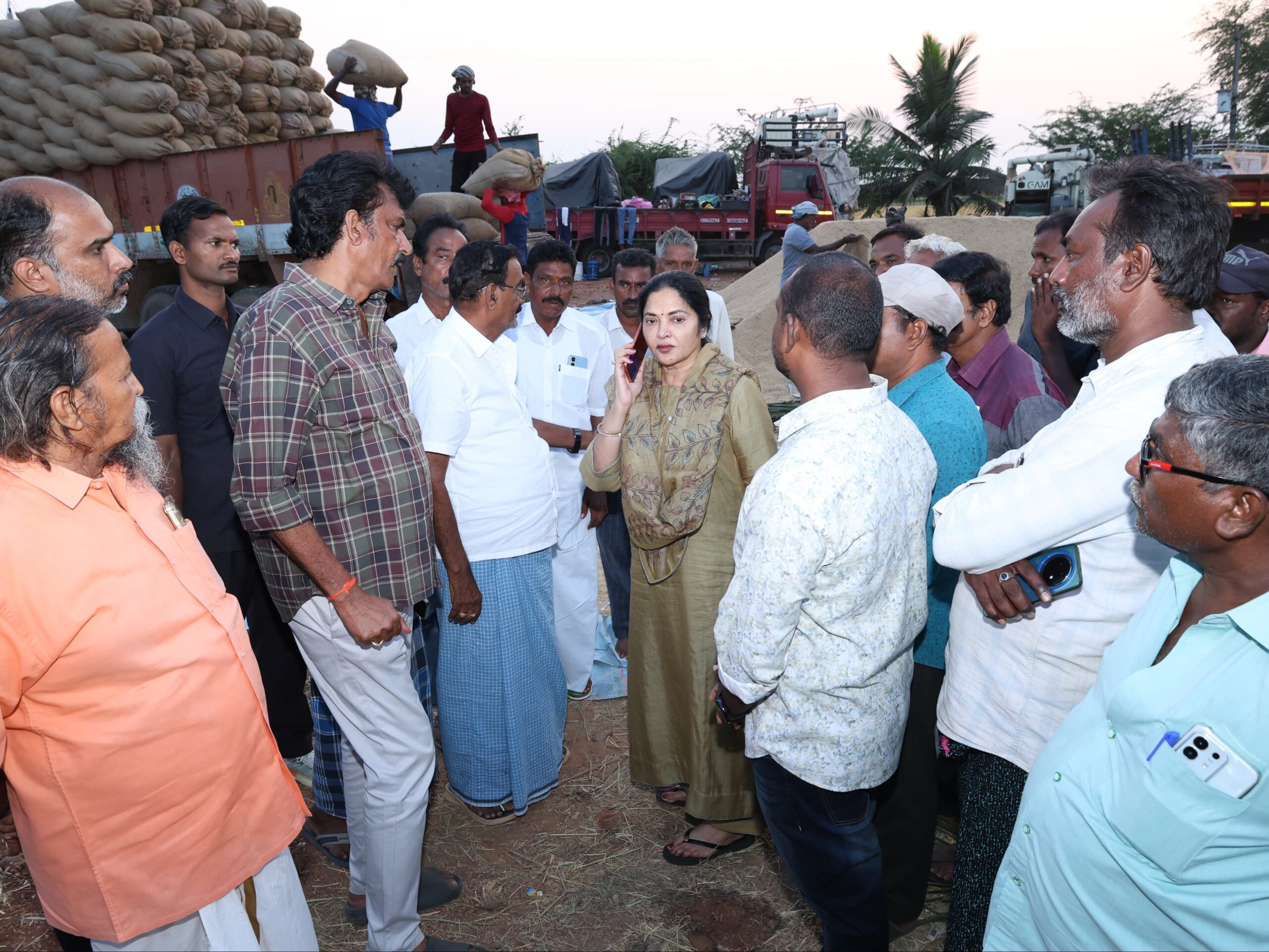 ధాన్యం కొనుగోలు కేంద్రాన్ని తనిఖీ చేసిన ఎమ్మెల్యే