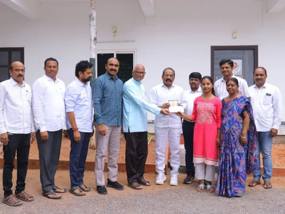 ఫార్మసీ విద్యార్థినికి రూ. 20,000 ఆర్థిక సాయం