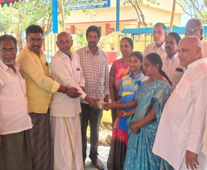 యోగా ఛాంపియన్ శృతికి మంత్రి సహాయం