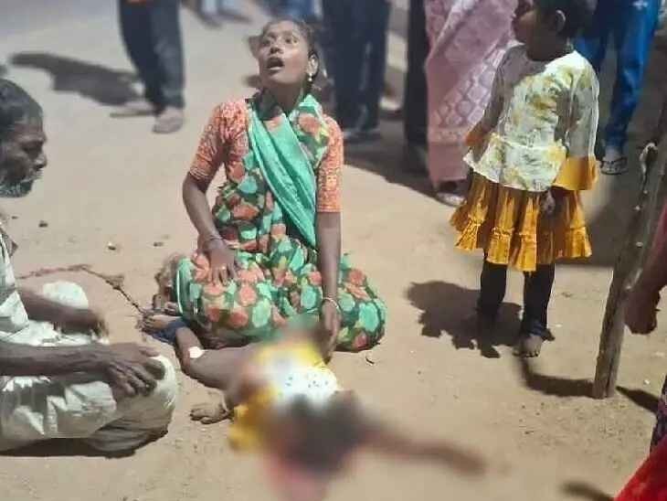 హైవేపై లారీ ఢీకొని చిన్నారి మృతి