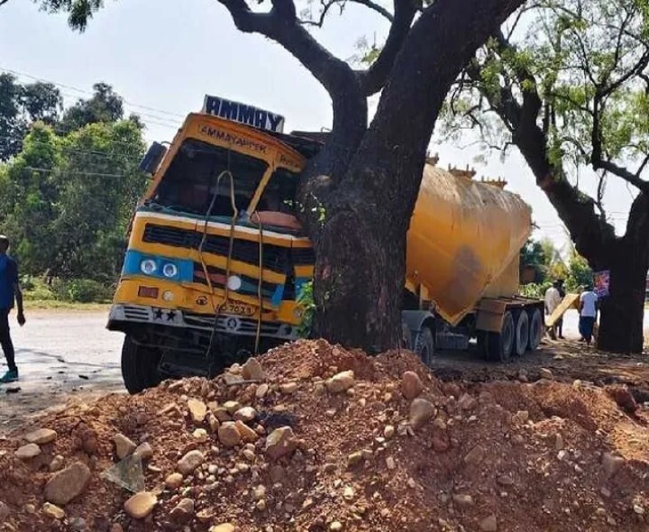 అదుపుతప్పి చెట్టును ఢీకొన్న లారీ