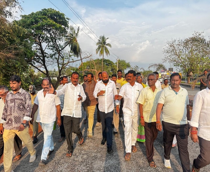 15 ఏళ్ల సమస్యకు పరిష్కారం.. రామవరప్పాడులో బీటీ రోడ్డు